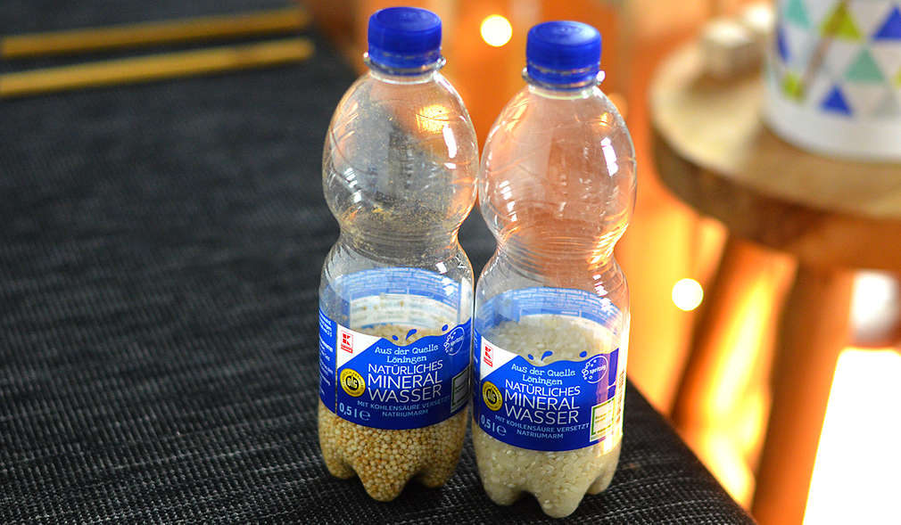 Zwei PET-Flaschen mit trockenen Lebensmitteln befüllt