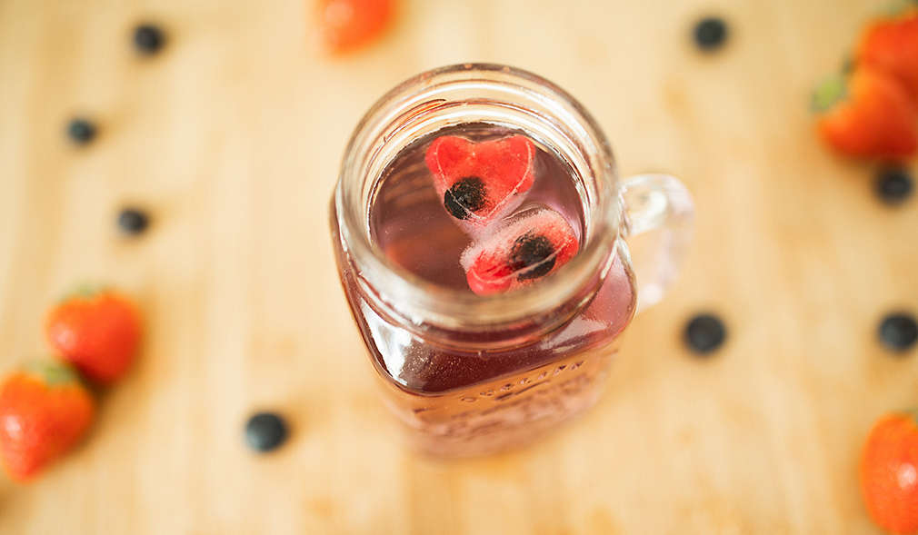 Wasser mit Früchte-Eiswürfeln