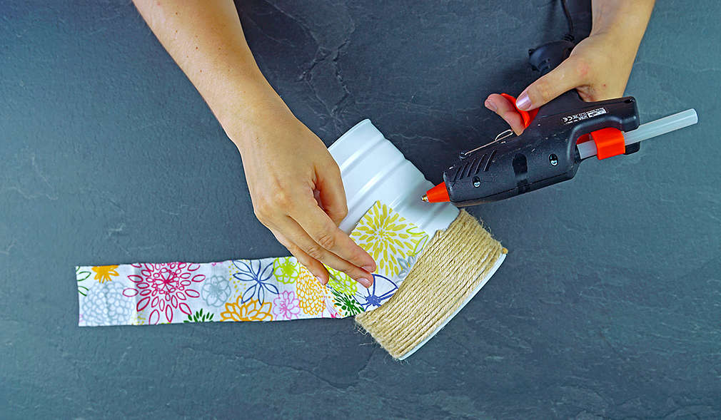 besprühte Dose wird mit Dekostoffband beklebt