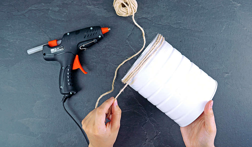 besprühte Dose wird mit Juteband umwickelt