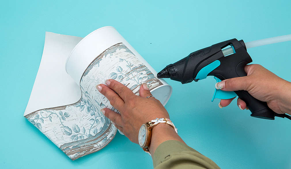 Dose wird mit Papier beklebt