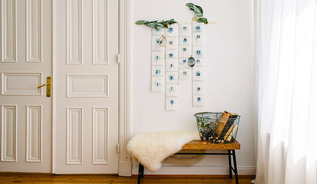 Fertig gebastelter Adventskalender hängend an der Wand