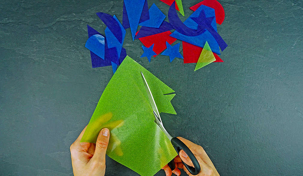 Das Transparentpapier zerschneiden