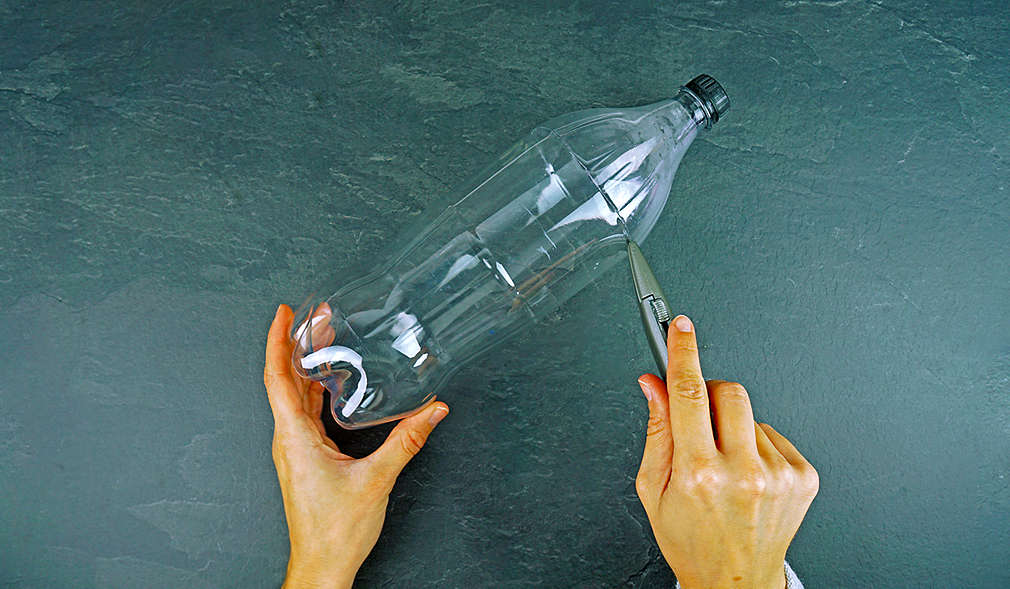 Aufschneiden der Plastikflasche