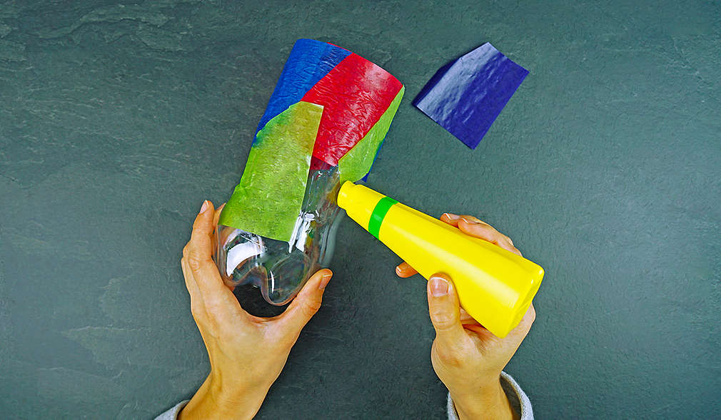 Bekleben der Plastikflasche