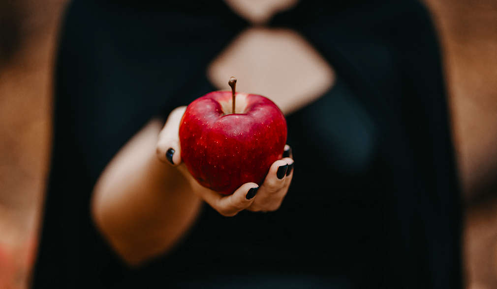Roter Apfel in einer Hand