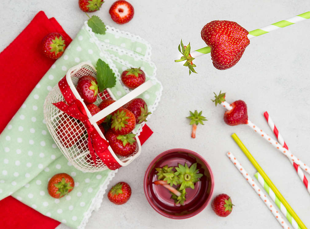 Auf einen Strohhalm aufgespießte Erdbeeren