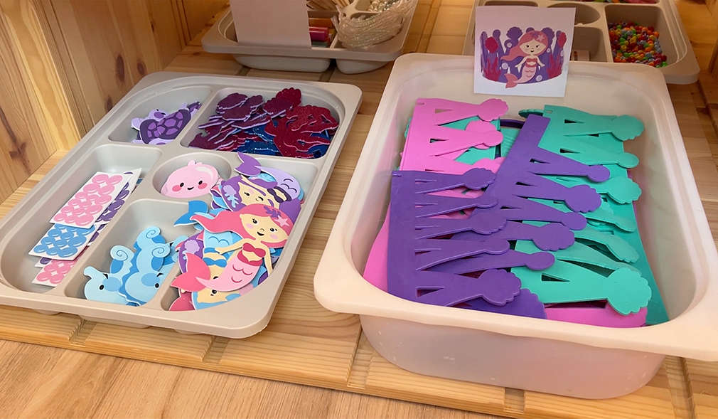 Boxen mit Bastelmaterial für den Kindergeburtstag