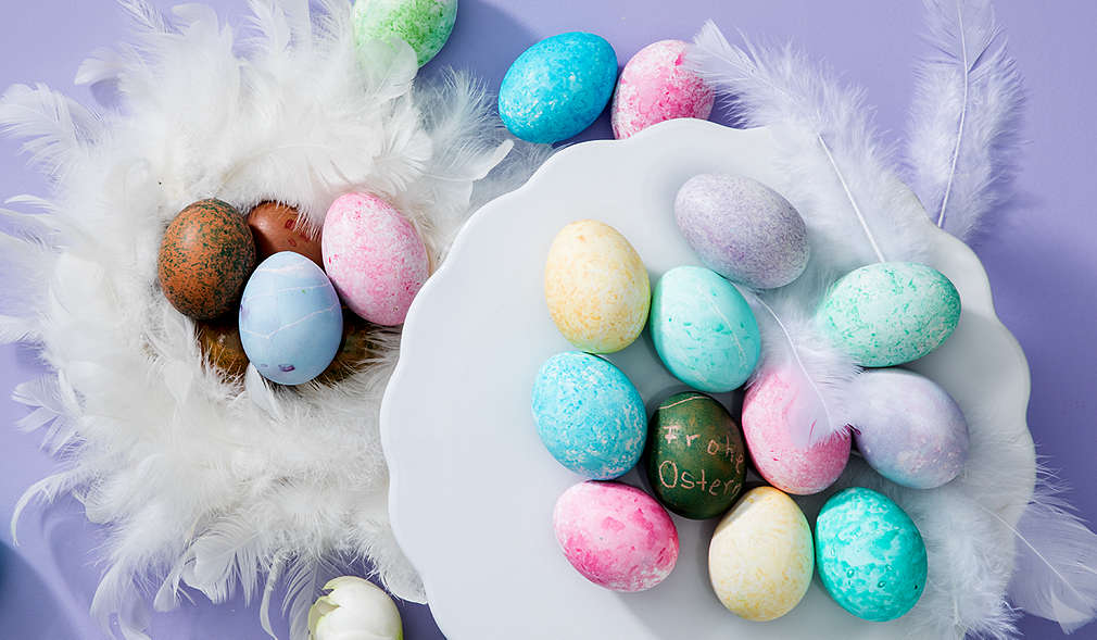 Ein Osterei das mit Reis und Lebensmittelfarbe gefärbt wurde