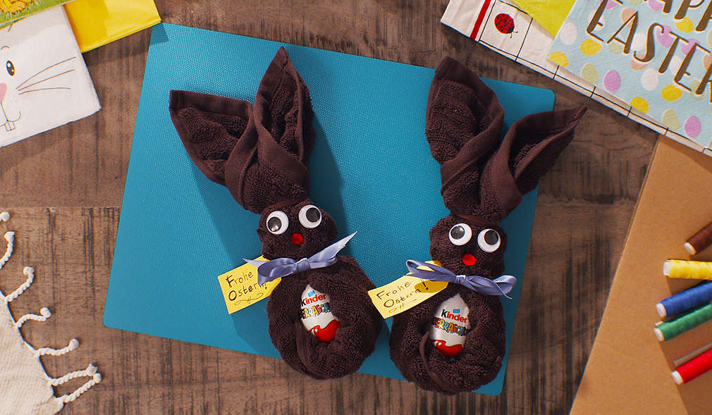 Zwei Osterhäschen im Handtuch