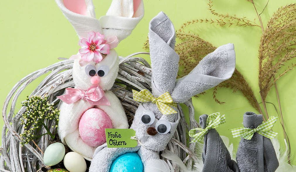 Zwei Osterhäschen im Handtuch