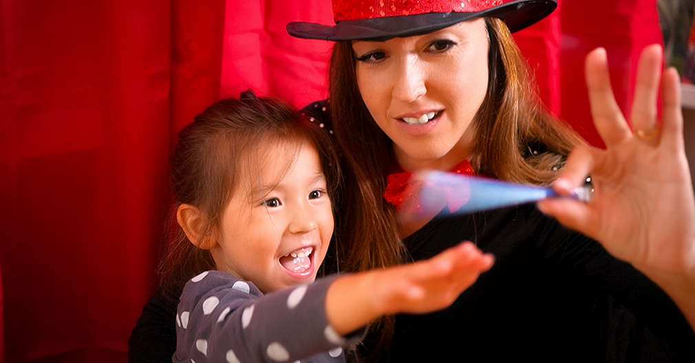 Frau lässt Bleistift zwischen zwei Fingern wippen