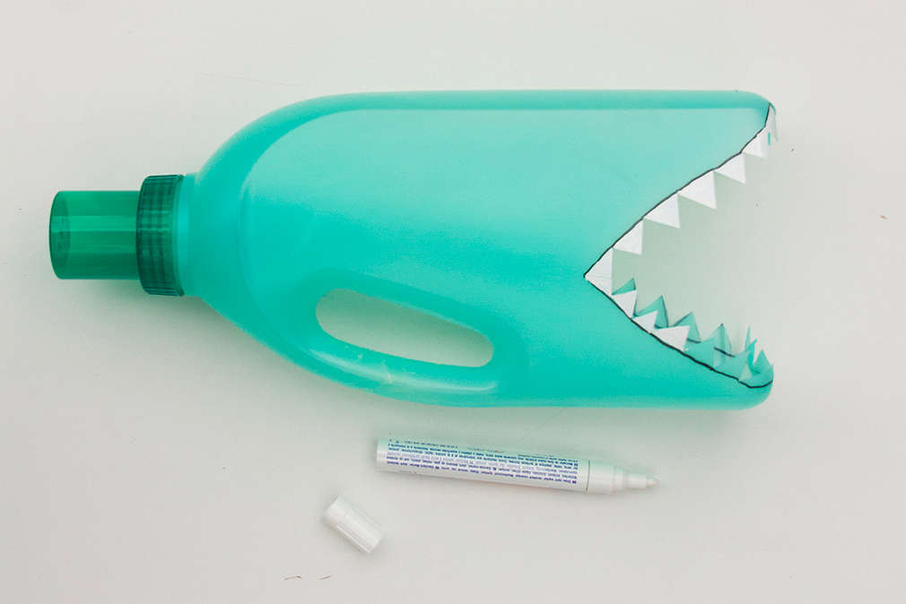 Bastelidee Kroko-Fangbecher: Zähne anmalen