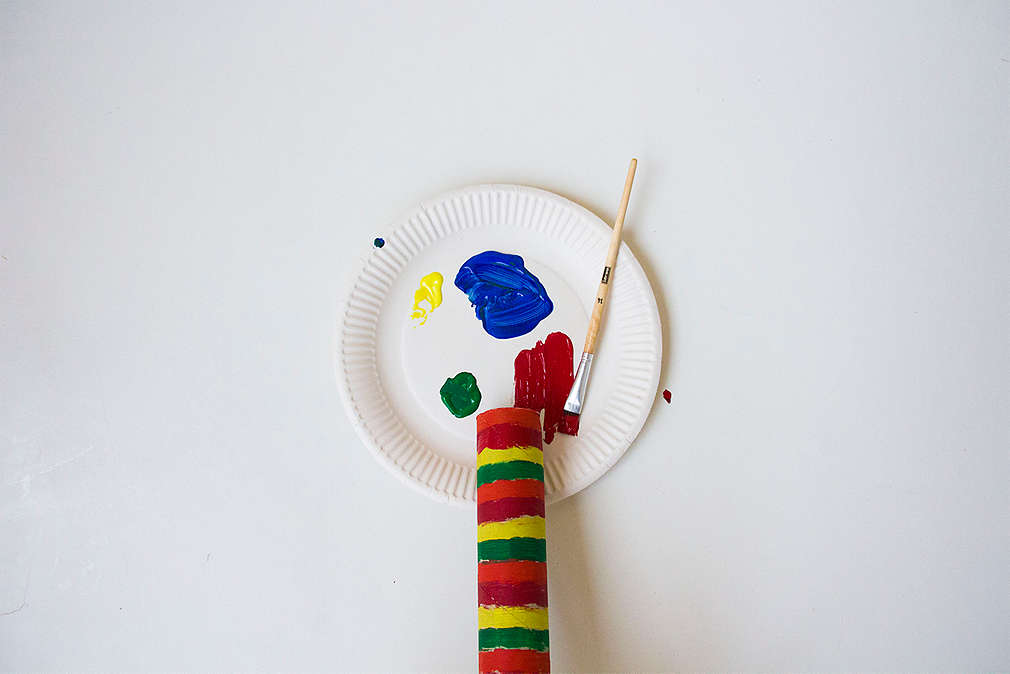 Bastelanleitung Frisbee-Ringewerfen: ausgeschnittener Pappteller und bemalte Papprolle