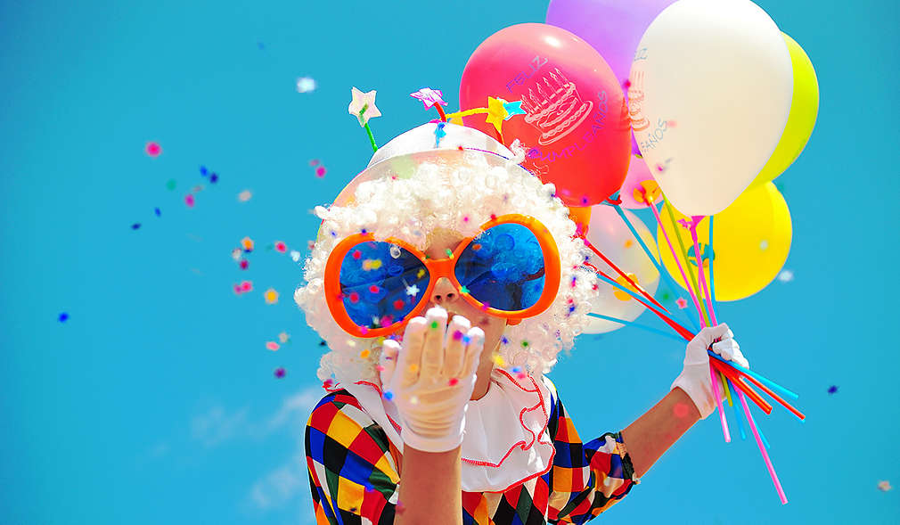 verkleidetes Kind mit Luftballons