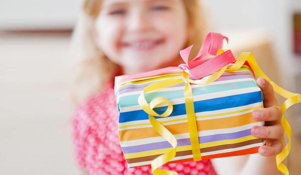 Mädchen mit Geschenk