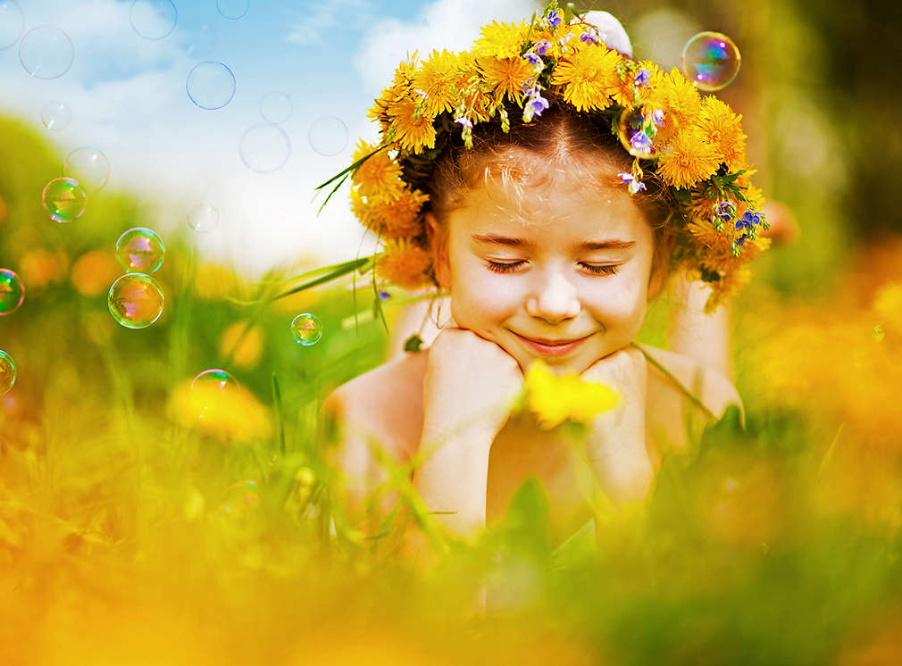 Mädchen mit Blumenkranz auf dem Kopf