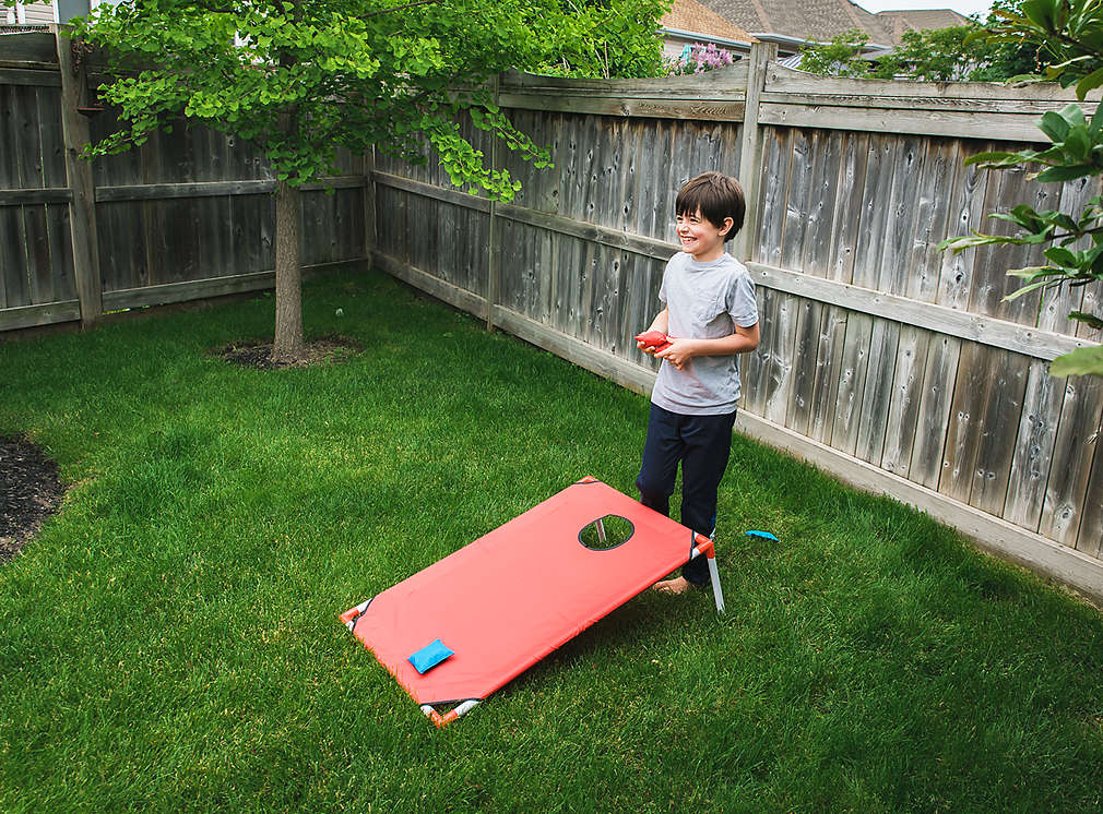 Junge im Garten beim Zielwerfen