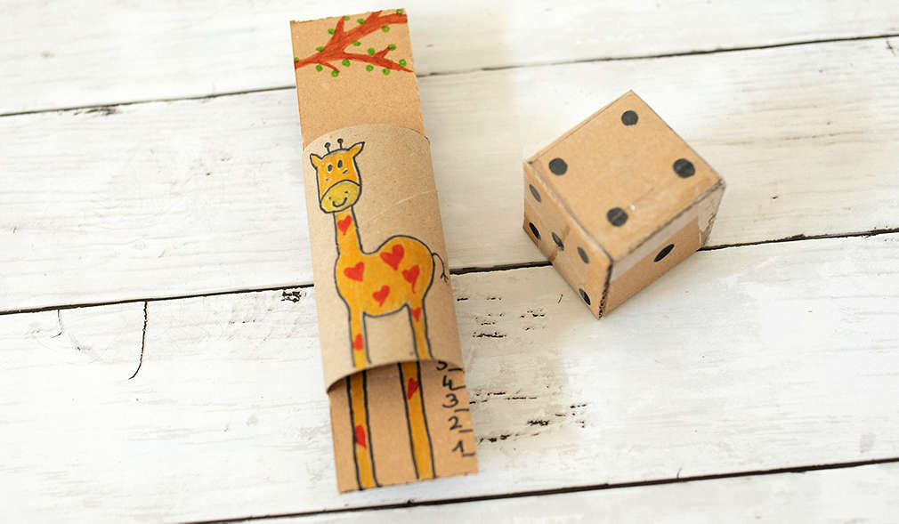 Gemalte Giraffe auf Klopapierrolle