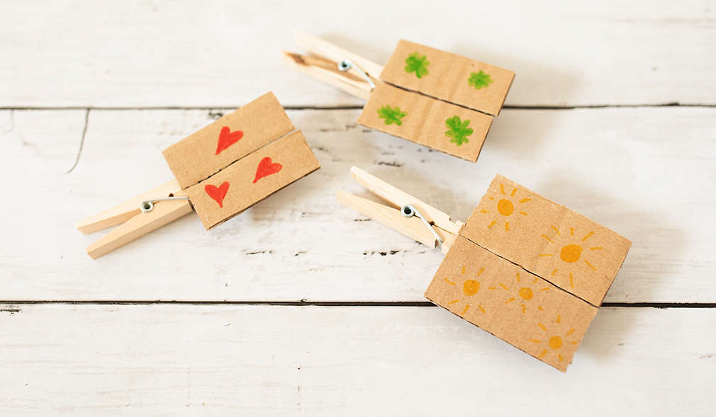 Wäscheklammern mit Pappstücken