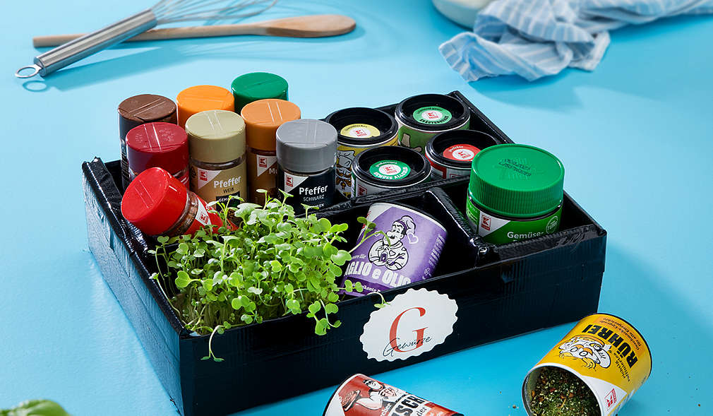 Karton mit unterteilten Fächern