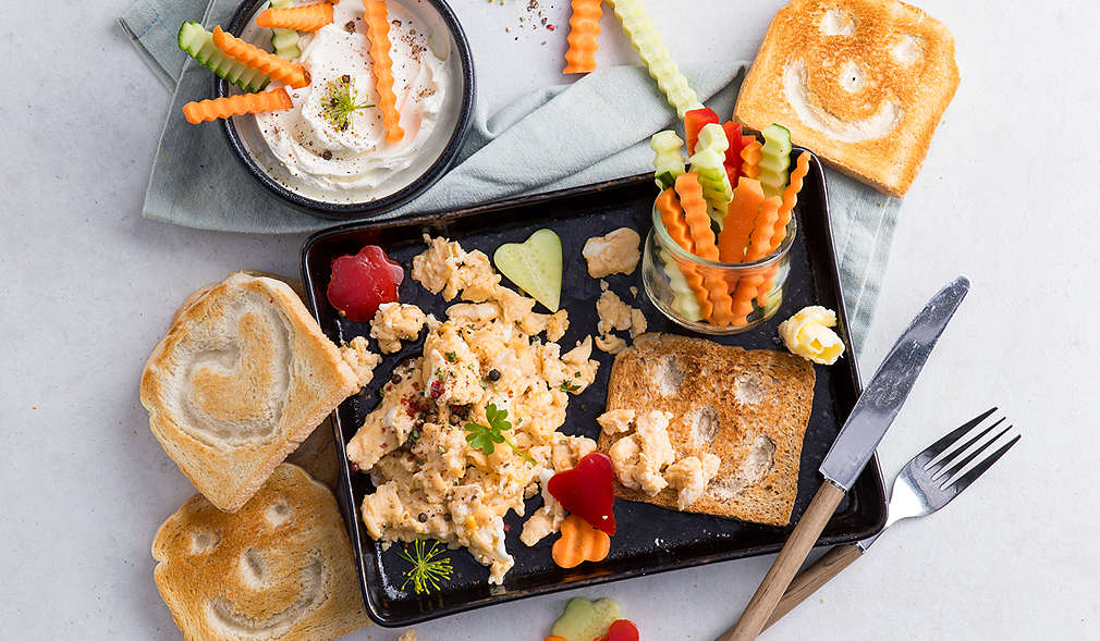 Rührei mit Smiley-Toast und Gemüse