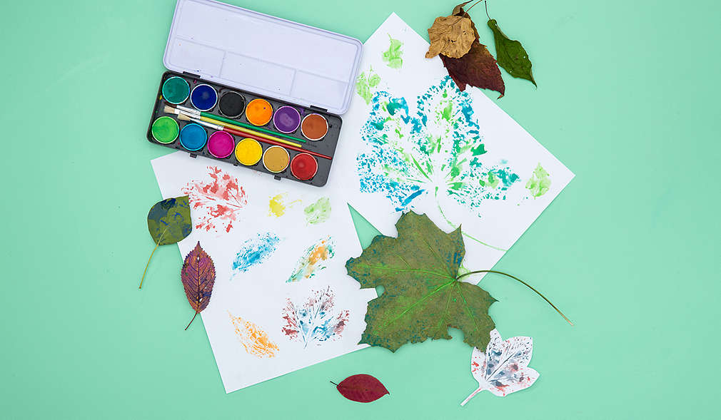 Blätter mit Farbe bemalen