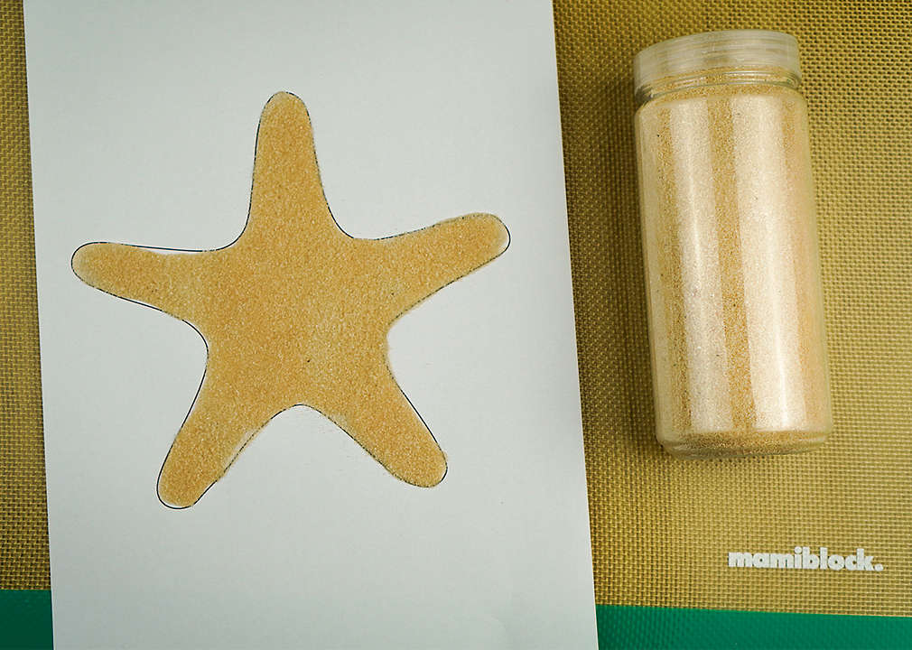 Sandstern auf einem Blatt Papier