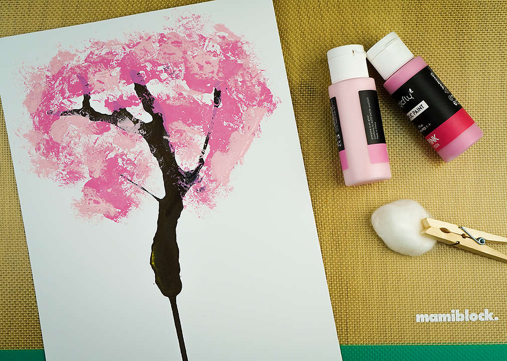 Mit Pustetechnik gemalter Baum