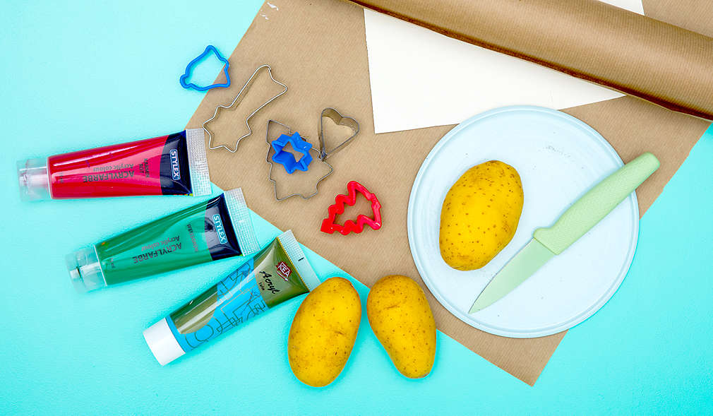 Kartoffeln, Farbtuben, Ausstecher und Packpapier