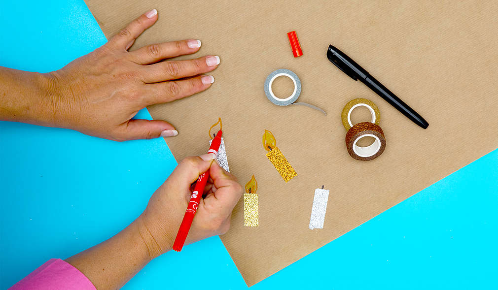 Frau bemalt Packpapier mit Stift