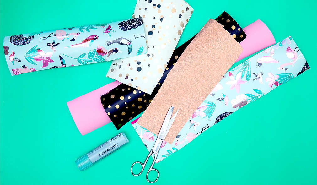 Geschenkpapierreste, Klebestift und Schere