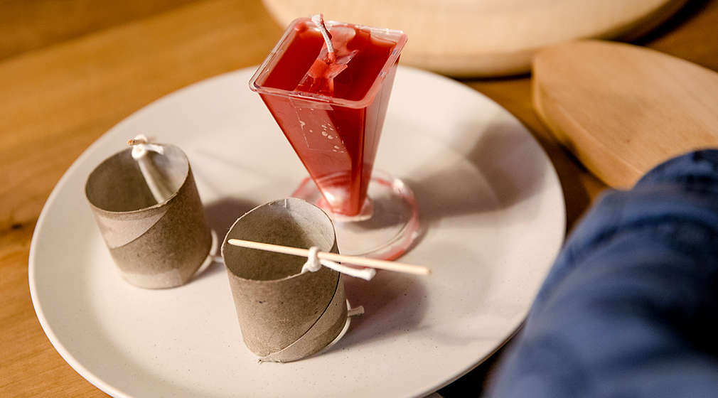 Kerze und Bastelmaterialien