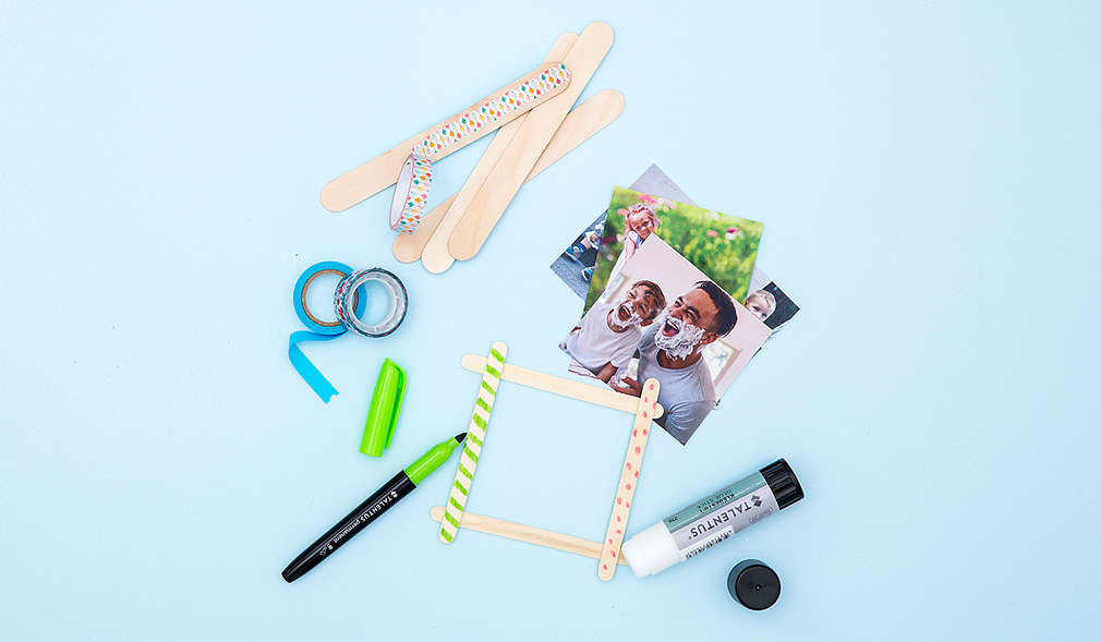 Mit Kleber zum Bilderrahmen zusammengefügte Eisstiele