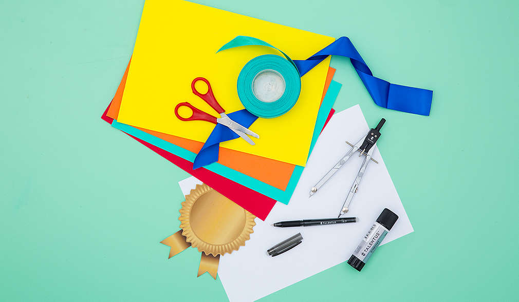 Bastelmaterialien für die Herstellung einer Medaille