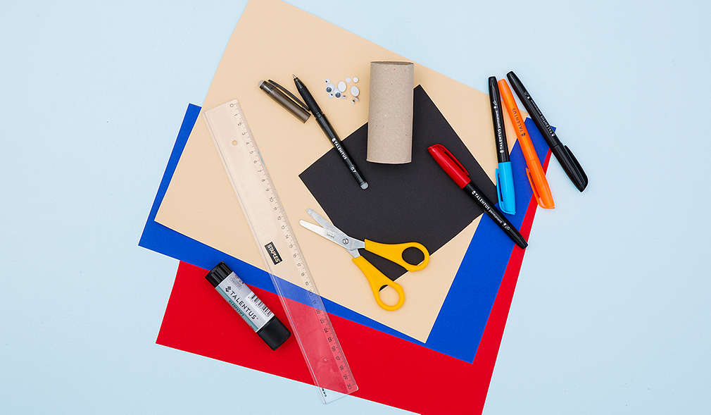 Bastelmaterialien für die Erstellung einer Superman-Figur