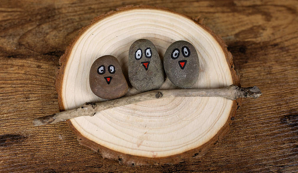 Vogelfamilie aus Steinen