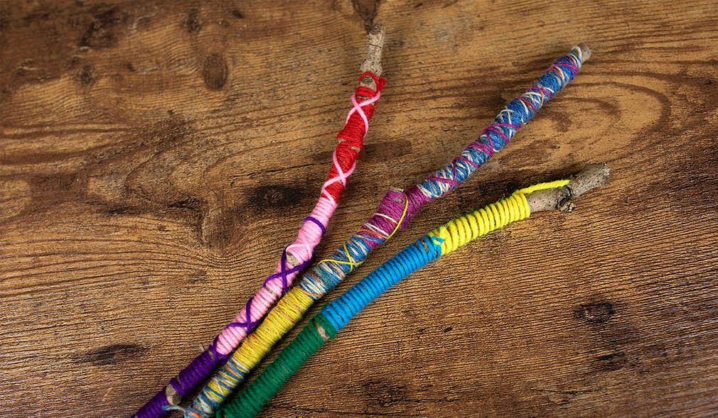 Drei mit Wolle verzierte Zauberstäbe