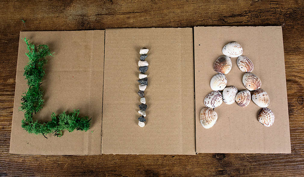 Fühlbuchstaben aus Naturmaterialien