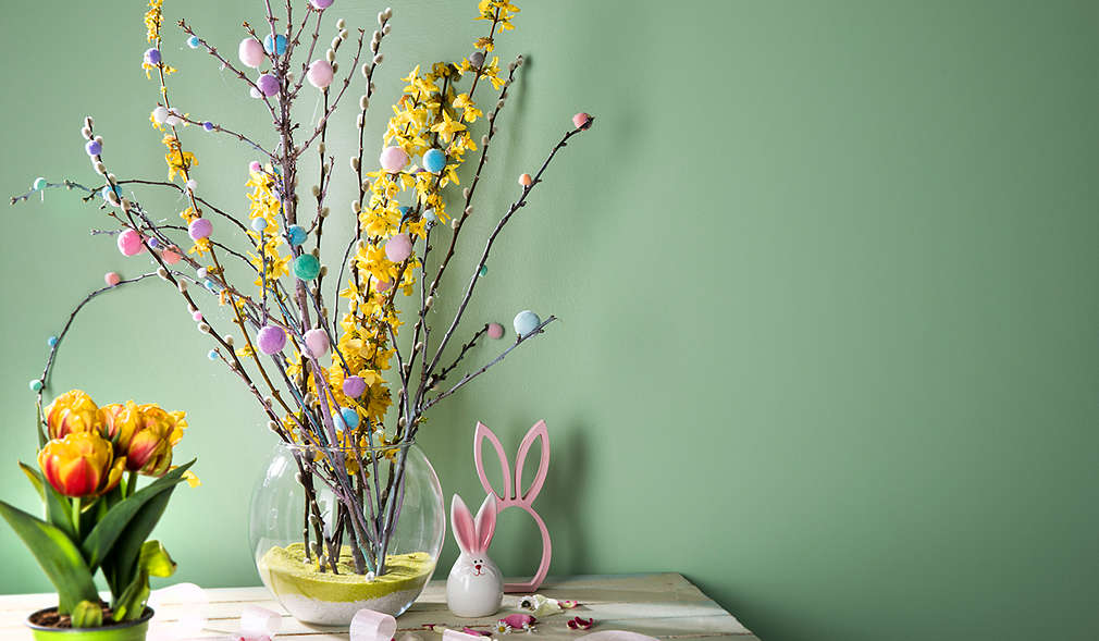 Bunte Äste mit Pompons