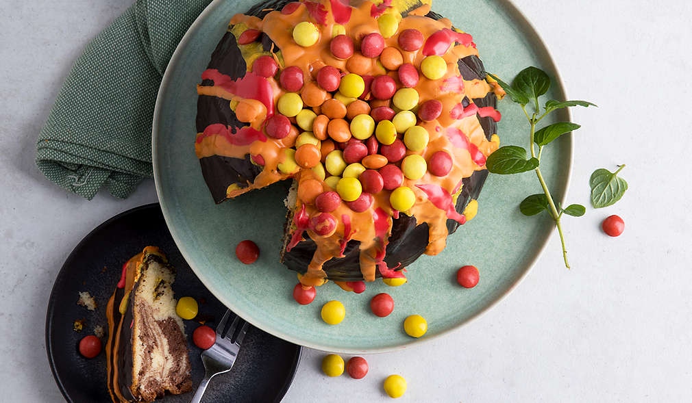 Gugelhupf mit Kuvertüre und Smarties