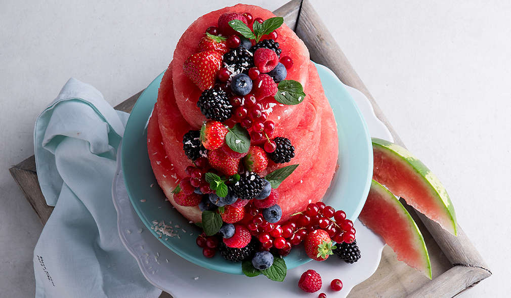 Torte aus Wassermelone und Beeren