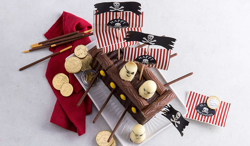 Kastenkuchen mit Schokostäbchen und Segel