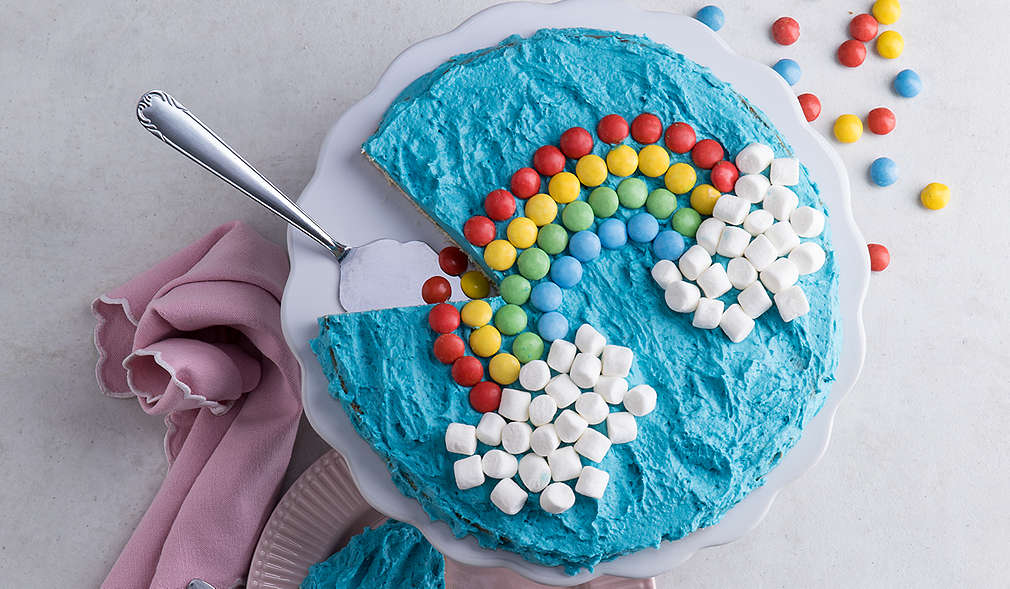 Kuchen mit blauer Buttercreme, Schokolinsen und Marshmallows