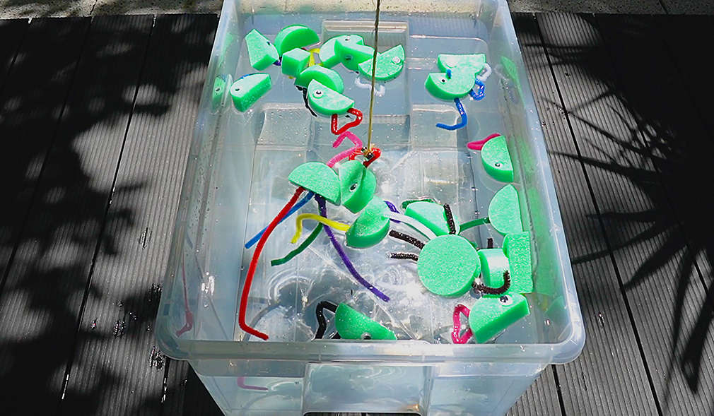 Aus Poolnudeln gebastelte Fisch schwimmen auf Wasser