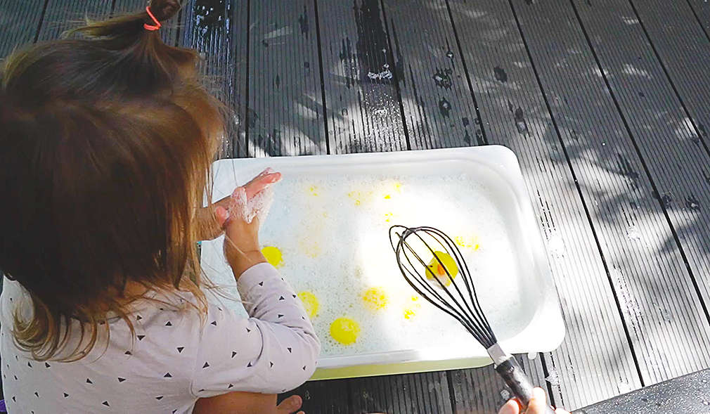 Mädchen wäscht sich die Hände