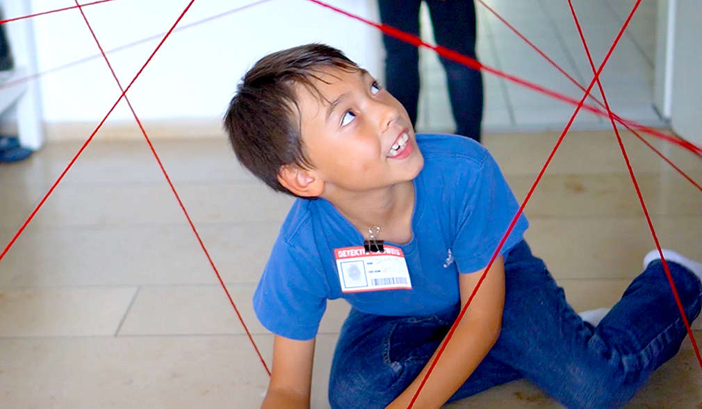 Junge im Laserlabyrinth