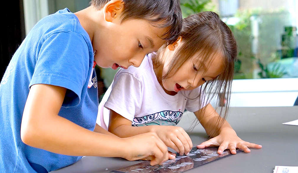 Kinder rubbeln auf einem Bild