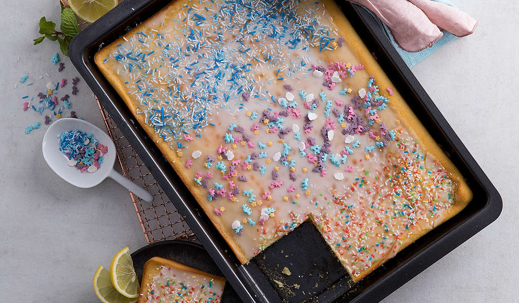 Zitroniger Becher-Kuchen in Stücke geschnitten