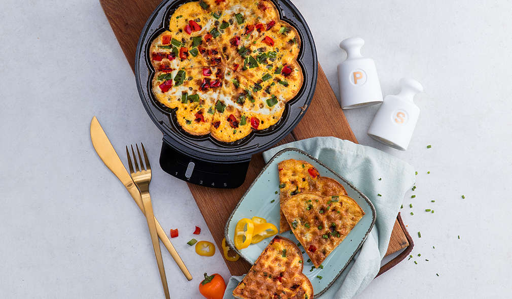 Mit Eiern, Paprika und Schnittlauch gefülltes Waffeleisen